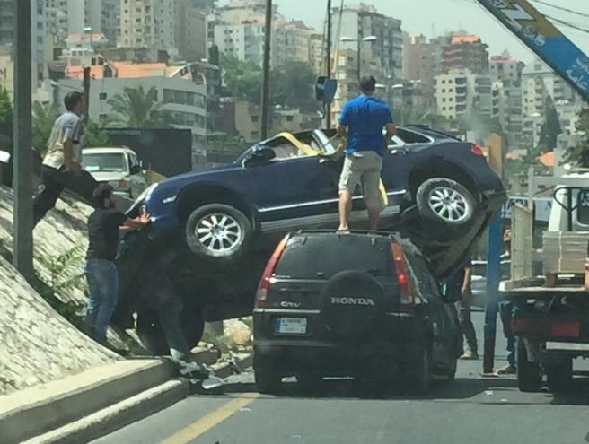جرح إمرأة بعدما اجتاحت شاحنة سيارة في جونية وزحمة سير خانقة في المكان
