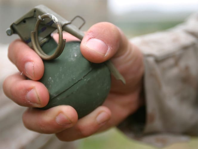 وحدة الهندسة في الجيش اللبناني: تفجير قنبلة دفاعية تم العثور عليها في مصب مجرور عند الكورنيش البحري لصيدا قبالة مسجد الزعتري 