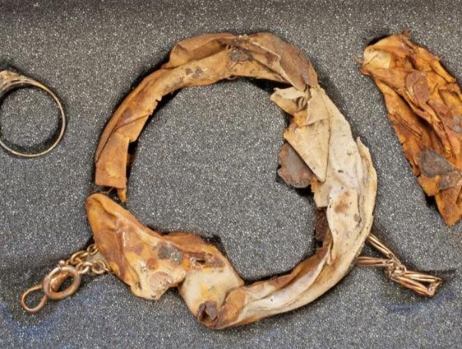 Jewelry Secretly Hidden in Mug Dicovered after 70 Years