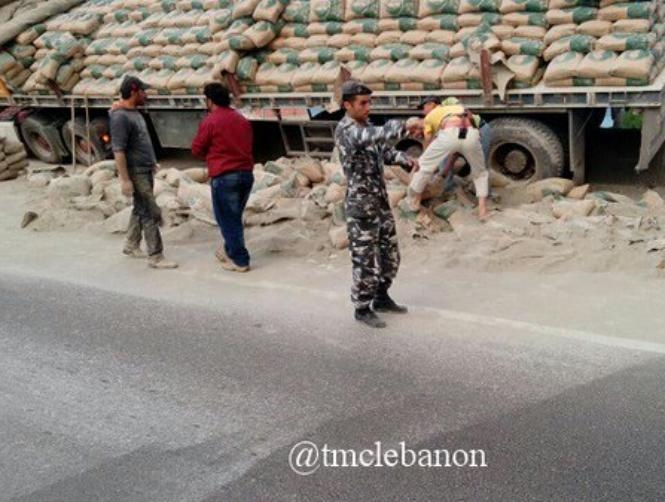 بالصور: إنقلاب جزئي لشاحنة عند جسر الكازينو
