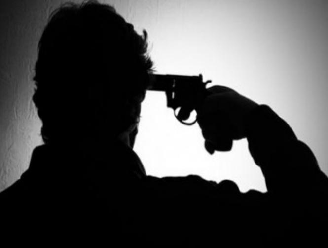 أطلق النار على نفسه