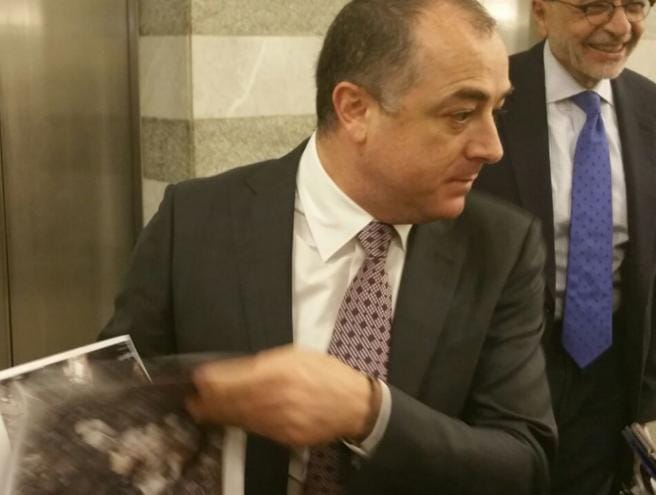 مراسل الـmtv: بو صعب يعرض صوراً أمام الاعلاميين قبيل الدخول الى جلسة مجلس الوزراء لدعم موقف "التيار" من سدّ جنة