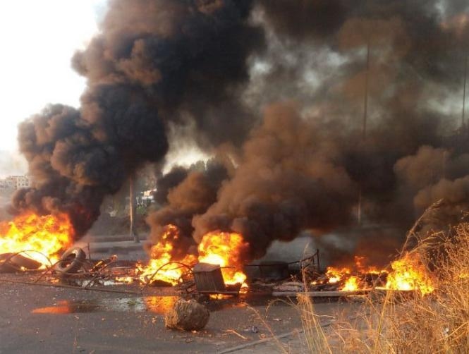 "الوكالة الوطنية": قطع طريقي طرابلس وبحنين احتجاجا على وفاة عكوش في سجن روميه