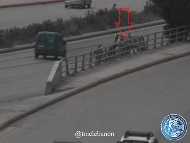 انزلاق سيارة واصطدامها بالرصيف على اوتوستراد الرئيس لحود باتجاه الصياد والاضرار مادية