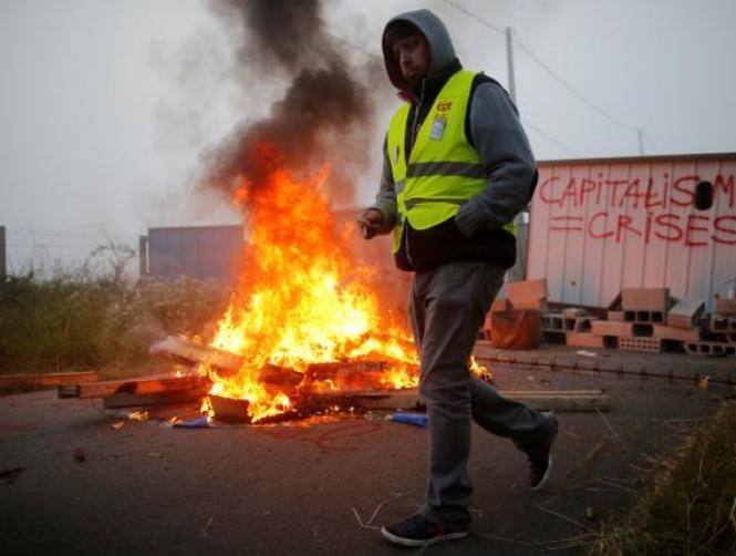 French fuel blockade lifted, Hollande says won't let protesters choke economy