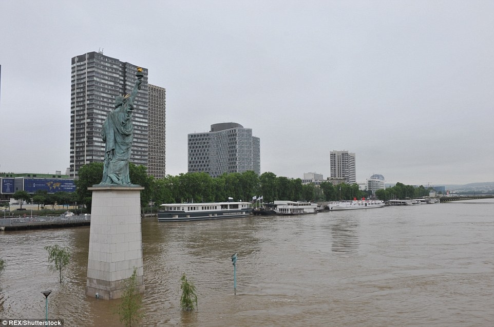 Photos: Paris Underwater