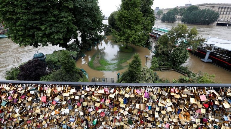 Photos: Paris Underwater