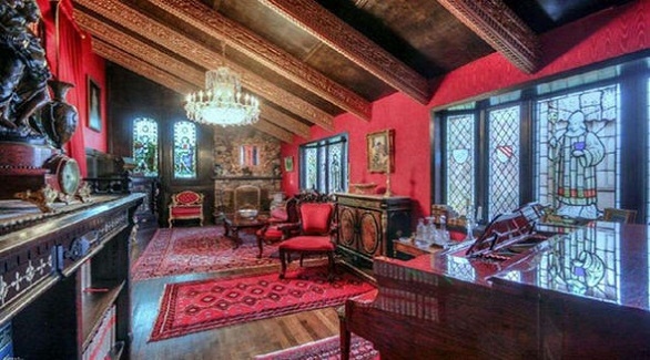 ما السرّ الذي يخفيه هذا المنزل؟