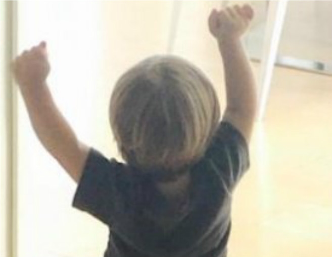 هكذا احتفل طفل شاكيرا بهدف والده