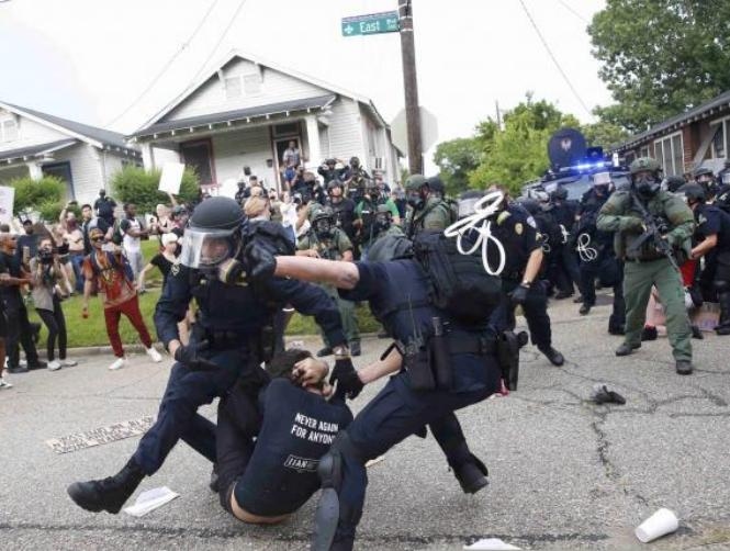 More protesters arrested, police say Dallas sniper plotted bigger assault
