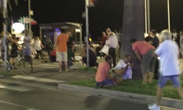 80 قتيلا على الأقل جراء دهس شاحنة لحشود في نيس