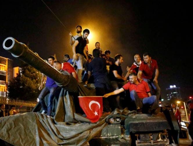 بالصور: التسلسل الزمني لمحاولة الانقلاب في تركيا