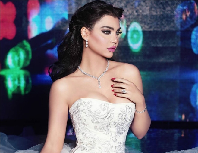 بالصورة: قمر عارية من جديد