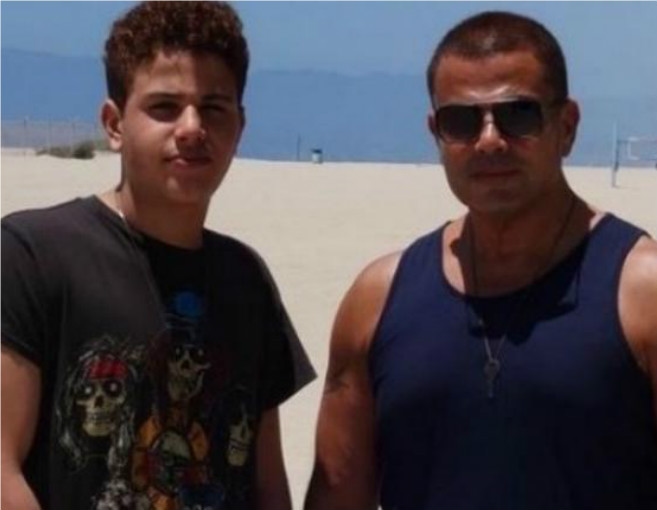 نجل عمرو دياب يخطف الأنظار