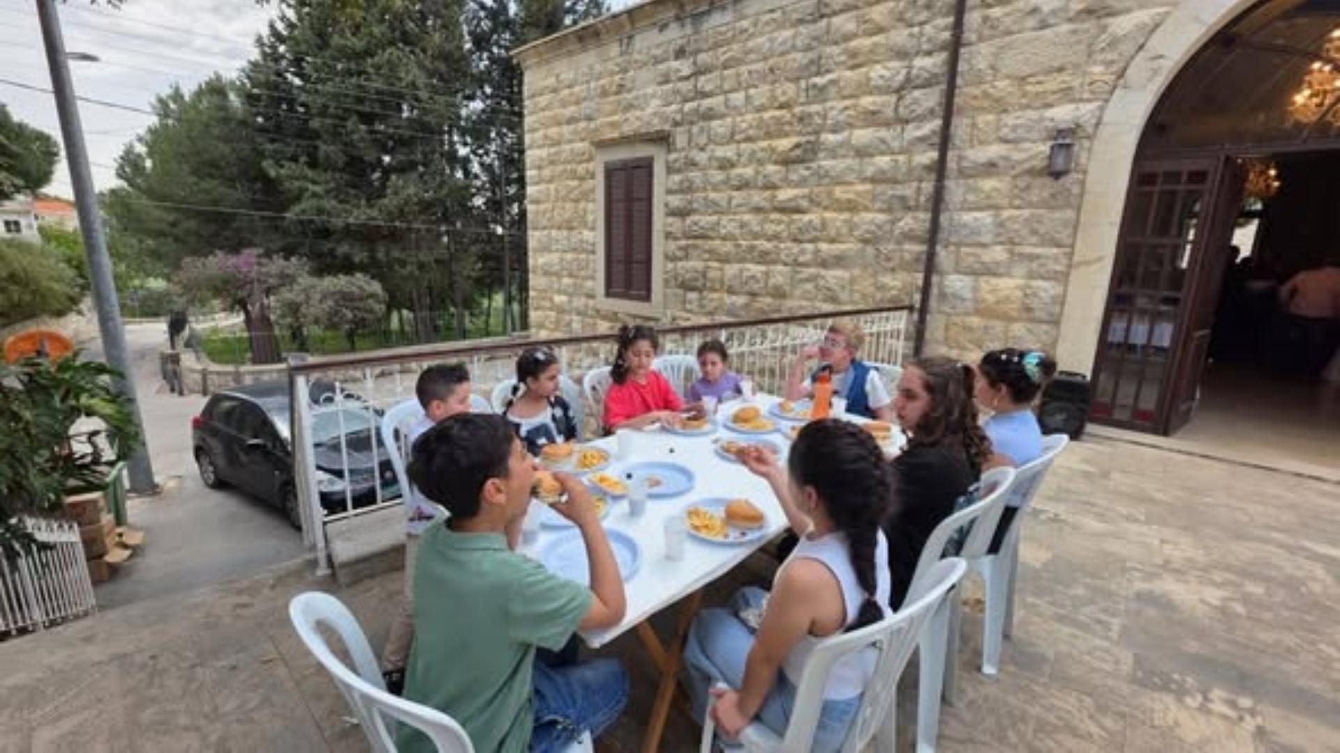 بالصّور: غداء محبة ولقاء مع النازحين في دار رعية سيدة عمشيت