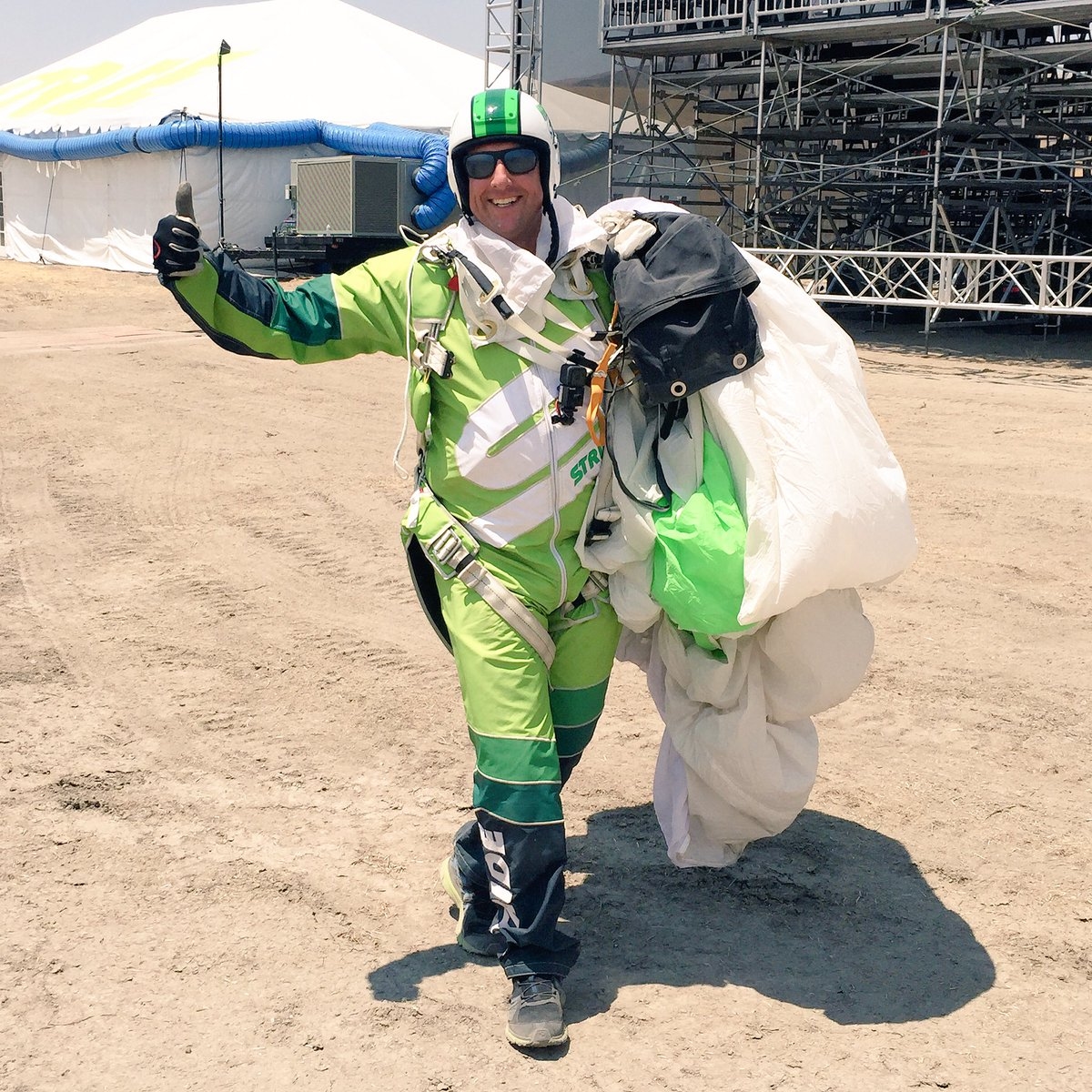 Watch: First Man to Skydive 25,000 feet Without Parachute
