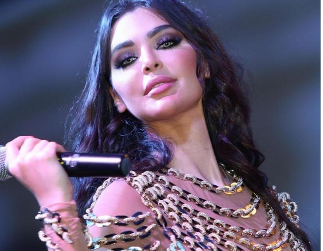 صورة قمر وآدم تتسبب بجدل 