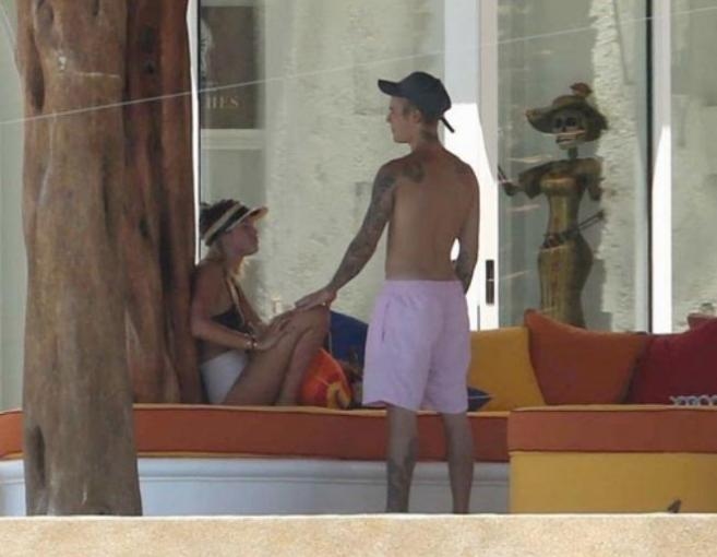 بالصور: جاستن بيبر وحبيبته بالملابس الداخلية