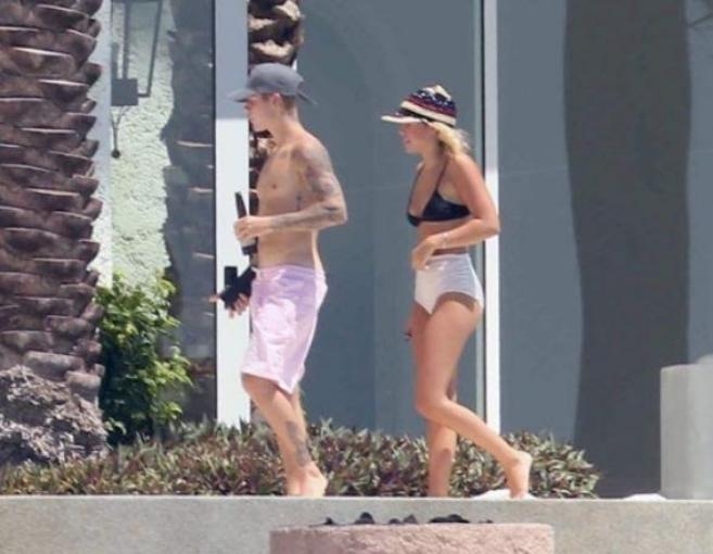 بالصور: جاستن بيبر وحبيبته بالملابس الداخلية