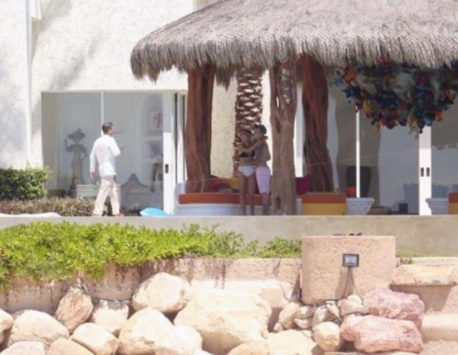 بالصور: جاستن بيبر وحبيبته بالملابس الداخلية