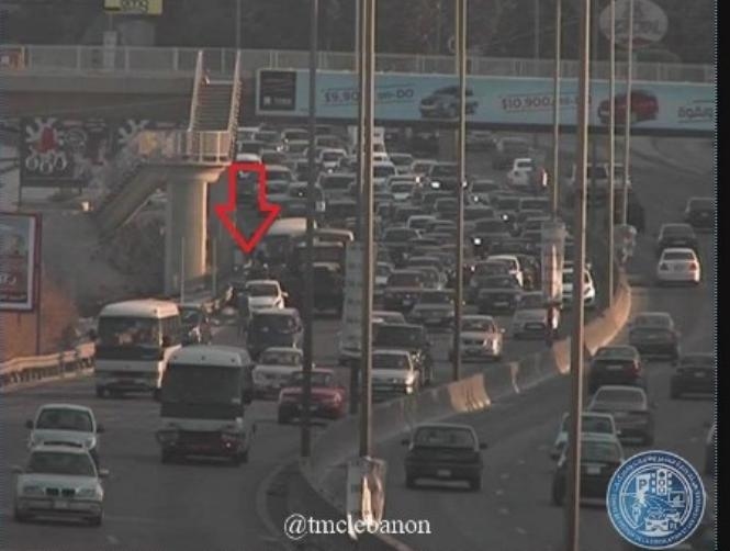 التحكم المروري: جريح نتيجة تصادم بين سيارتين على اوتوستراد الضبية بإتجاه أنطلياس وحركة المرور كثيفة