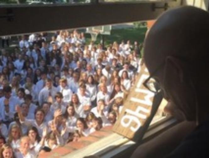 400 Students Pay Tribute to Cancer-Stricken Teacher