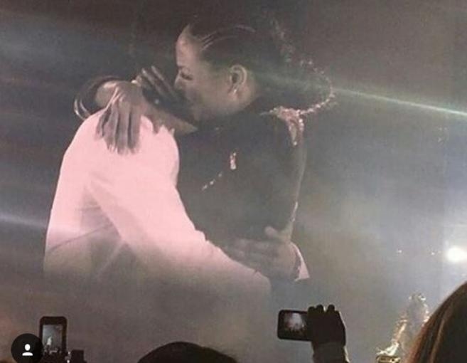 بالصورة: بيونسيه تتوقف عن الغناء وتفاجئ الجميع