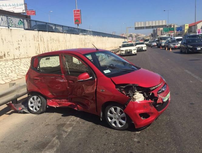 التحكم المروري: جريحان نتيجة تصادم بين سيارتين على اوتوستراد الاسد باتجاه المطار وحركة المرور ناشطة في المحلة