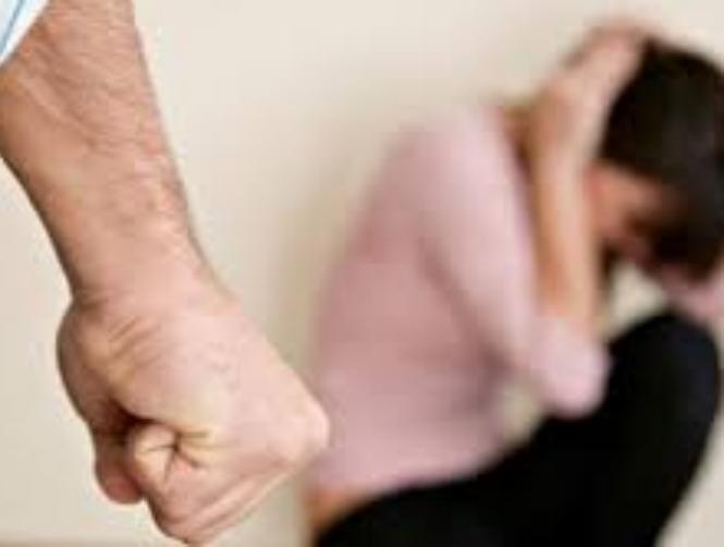إرتدت القصير فضربها صارخاً: أنتِ شيطانة