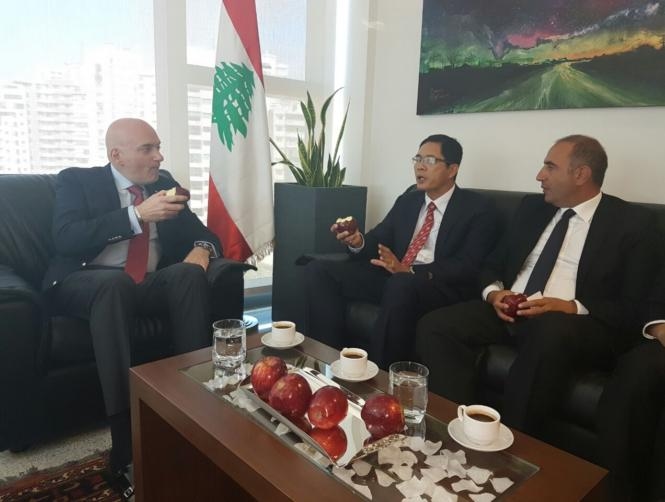 أكل حكيم التفاحة... فأبعد عنه "الحكيم"!