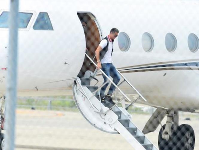 Cristiano Ronaldo's Plane Crashes at Barcelona Airport