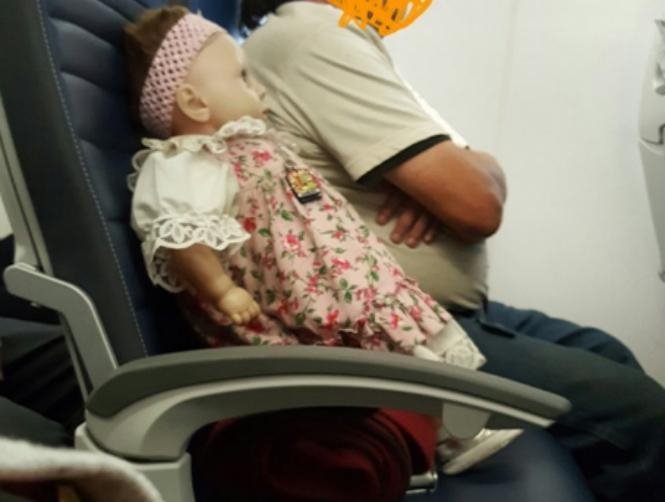 حجز مقعدا خاصا في الطائرة لدميته