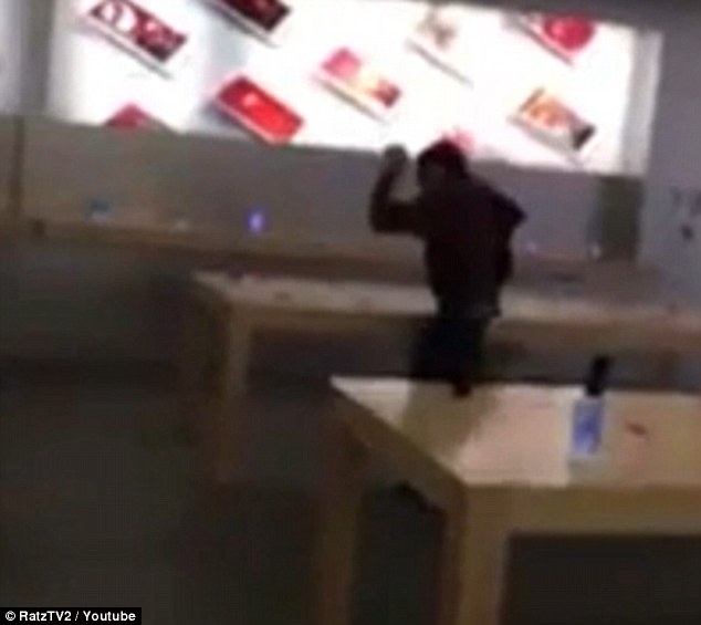 Man Walks into Apple Store, Smashes Every iPhone in Sight