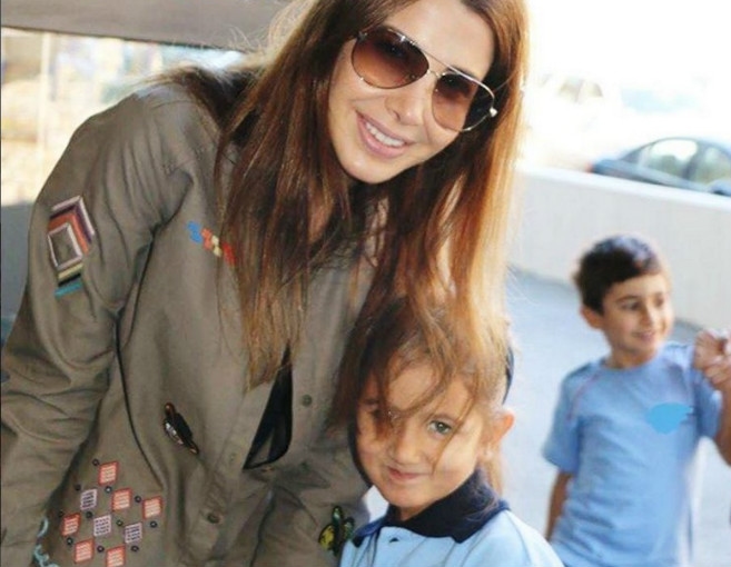بالصورة: نانسي وابنتها في اليوم الدراسي الأوّل