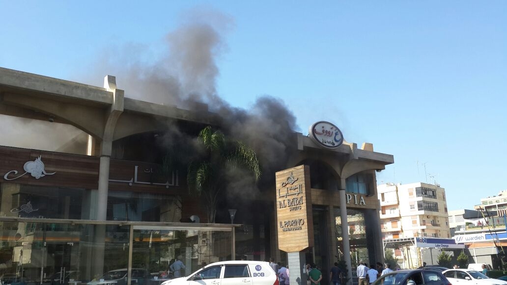 بالصور: حريق في محل للألبسة وإصابة موظفة