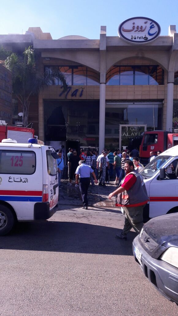 بالصور: حريق في محل للألبسة وإصابة موظفة