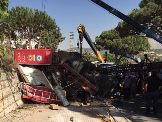 بالصورة: قتيلان في انقلاب شاحنة للدفاع المدني 