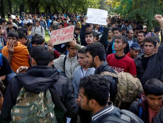 Belgrade refugees seen making a break for the Hungarian border