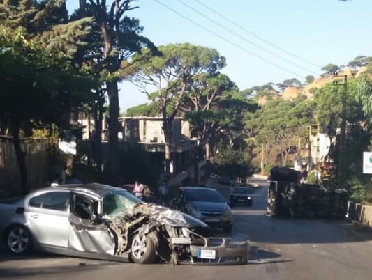 بالصور: انقلاب شاحنة على طريق الدوار-بعبدات