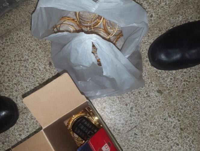 طبعا الأوراق النقدية المزيّفة... فأوقفا