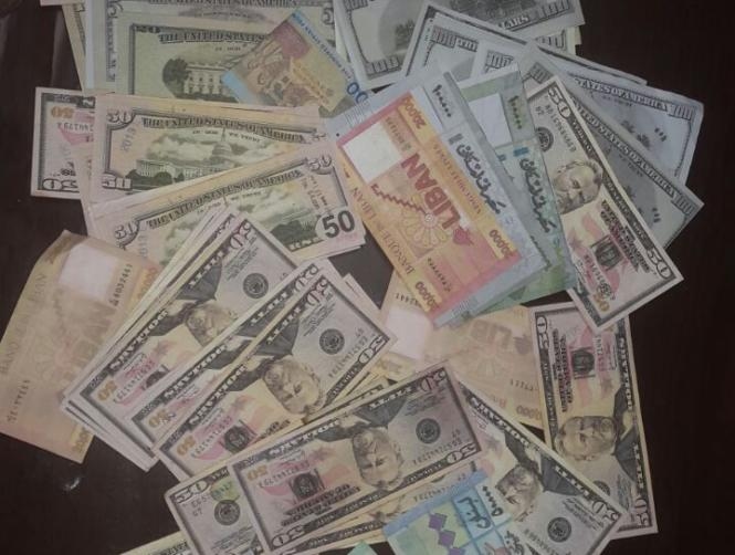 طبعا الأوراق النقدية المزيّفة... فأوقفا