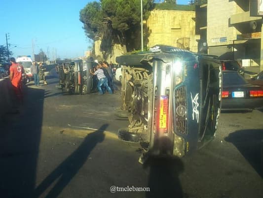 بالصورة: تصادم بين فانين وإنقلابهما