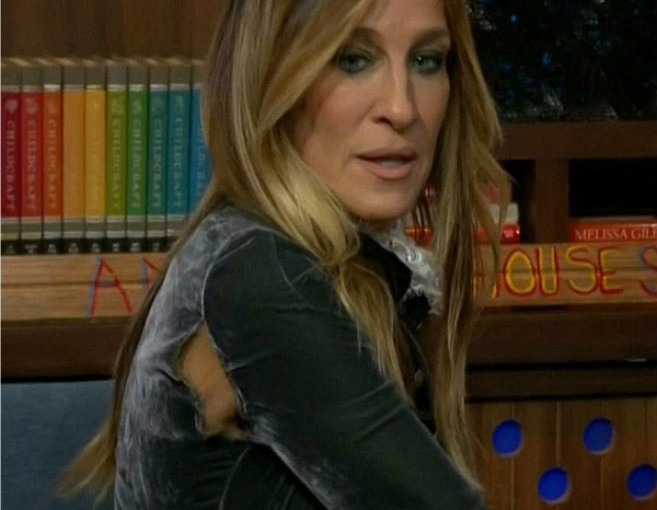 بالصورة: تمزَّقَ فستانها مباشرة على الهواء