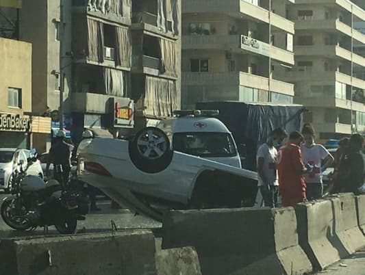 بالصورة: إنقلاب سيّارة على أوتوستراد جل الديب