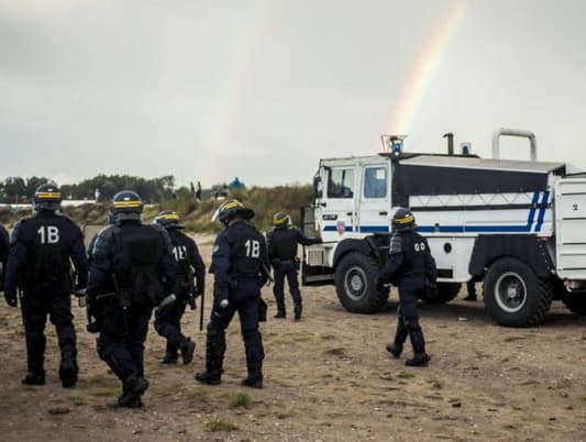 French Police Accused of ‘Stealing Phones and Shoes of Refugees to Stop Them Leaving Calais Jungle’