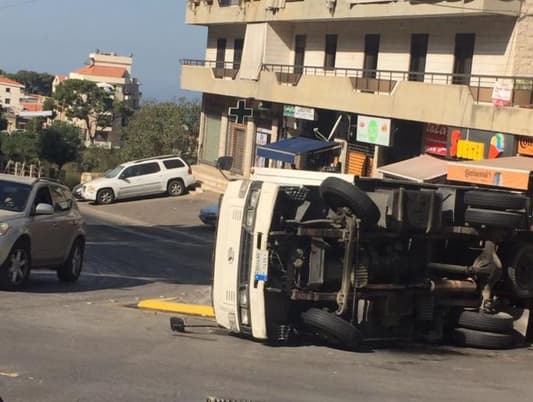 تدهور بيك آب على طريق عين الريحانة في كسروان