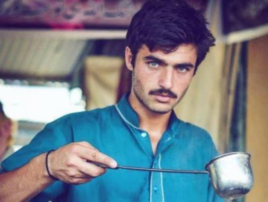 Pakistani Tea Seller Becomes Internet Sensation