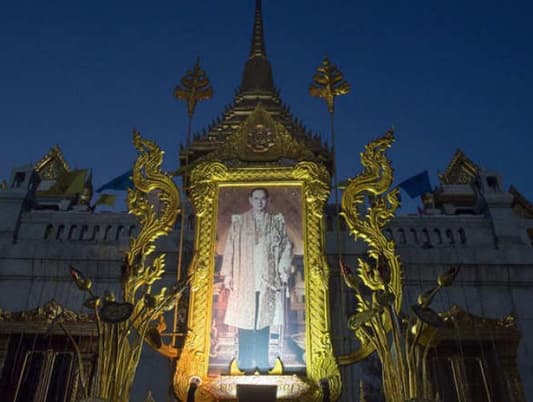 Huge crowd of mourning Thais sings royal anthem in honor of late king