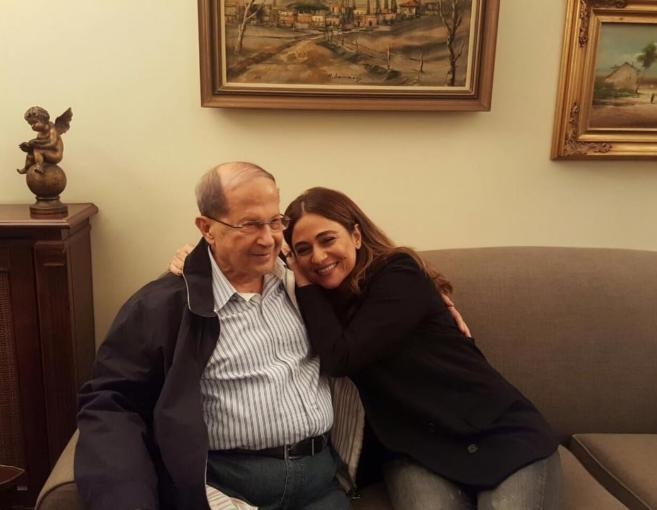 جوليا بطرس في صورة عفوية مع عون