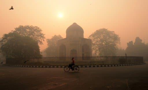 Delhi chokes on toxic smog after Diwali festival 